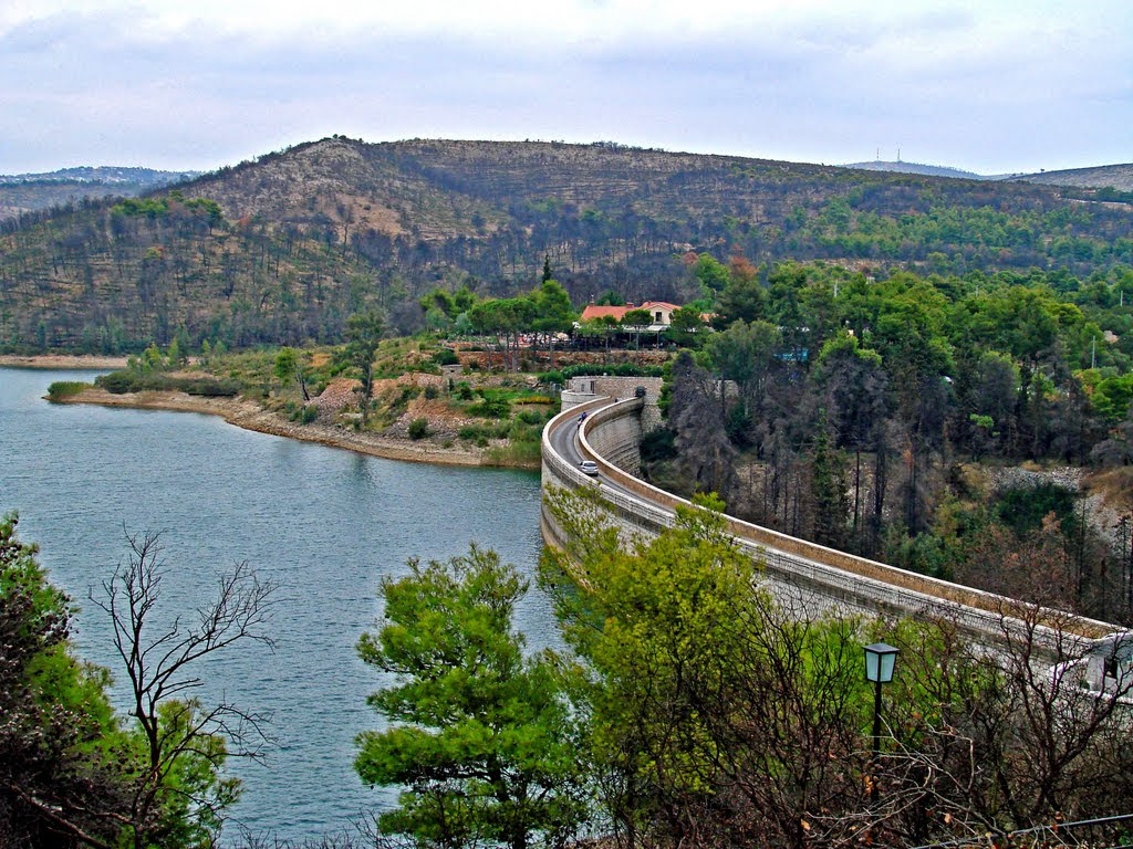 After about 2km we enter the lakeside dirt road in the forrest with small uphill and downhill trail running. Mara8wnas Ta A3io8eata Toy Mara8wna