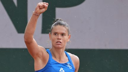Roland-Garros 2024 : l'exploit de Chloé Paquet, tombeuse de la tête de série n°32, qualifiée pour le troisième tour