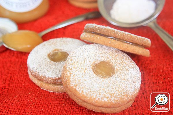 Questi dolcetti vengono chiamati occhi di bue perché la loro forma tondeggiante ricorda quella dell'uovo a occhio di bue cotto al tegamino. Ricetta Biscotti Occhio Di Bue Ricettemania