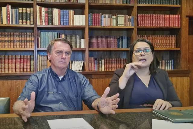 Facebook bloqueia live após Bolsonaro vincular Aids à vacina contra covid-19