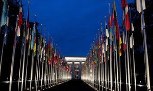 Vista nocturna de las banderas de diferentes países en la sede de las Naciones Unidas en Ginebra.