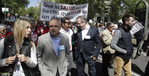 Imagen de la marcha de la marea blanca de este domingo. EFE/Víctor Lerena