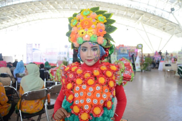 Baju Fashion Show Dari Bahan Daur Ulang - Fashion Style