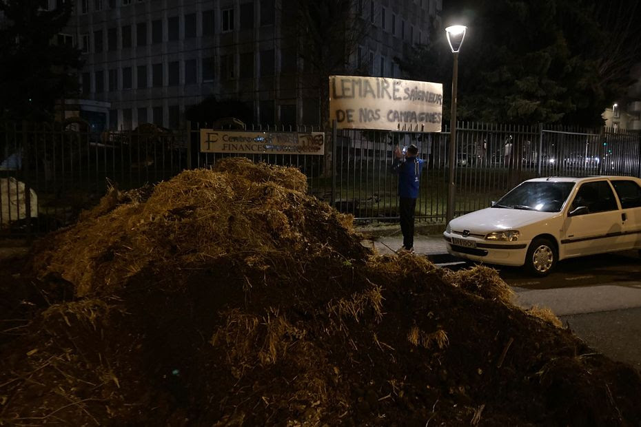 PHOTOS. Agriculteurs en colère : le centre des impôts pris pour cible à Clermont-Ferrand