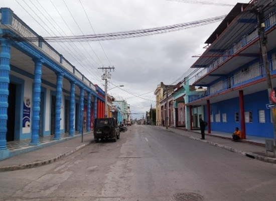 Vista de la calle Pedro A. Pérez, en el sentido Norte-Sur, en el centro de la ciudad (Foto: Roberto J. Quiñones)