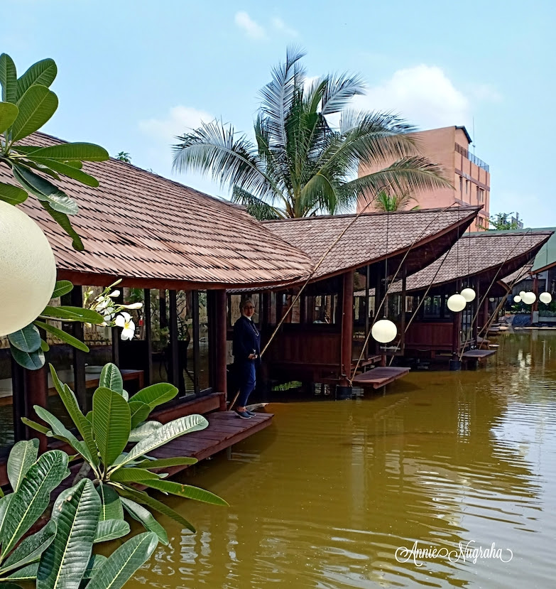 Seperti mengobrol, makan, dan menari saat hanya memakai pakaian dalam…j. Bumi Sampireun Cikarang Jelajah Masakan Tradisional Indonesia Di Kabupaten Bekasi Annie Nugraha
