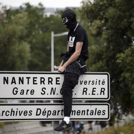 Un manifestant lors de la marche blanche pour le jeune Nahel ce jeudi.