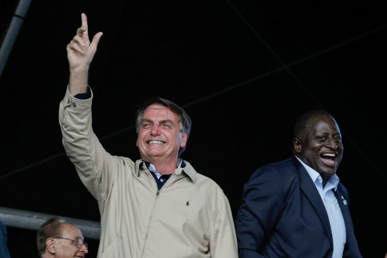 RJ: Bolsonaro vai a evento cristão e agradece a Deus