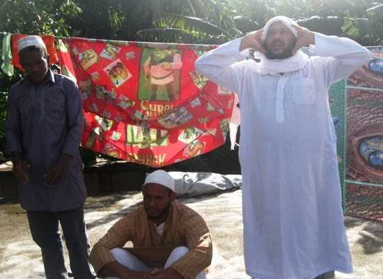 Rezo musulmán, de azul Abdul Karim, de anaranjado Kakub Abu Jalim, de blanco Abdul Nassir (foto del autor)