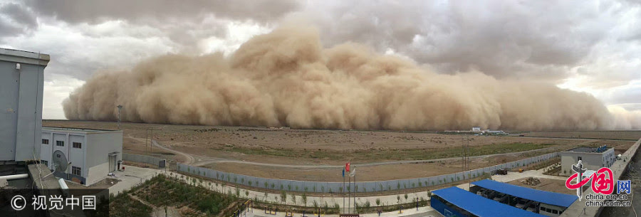 Une tempête de sable est un phénomène météorologique qui se manifeste par des vents violents provoquant la déflation et le transport des particules de sable dans l'atmosphère, par le processus de saltation. Une Tempete De Sable Frappe La Mongolie Interieure