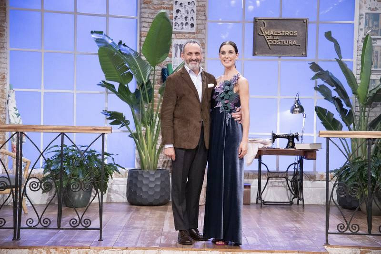  El diseñador Marcos Luengo con Raquel Sánchez Silva, presentadora de 'Maestros de la Costura'