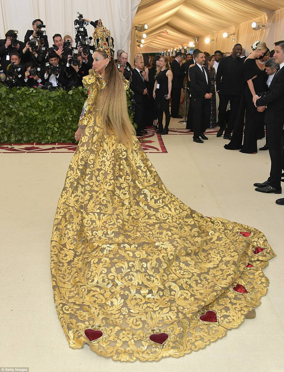 Moda para a frente: Sarah Jessica Parker chocado no vestido Alta Moda Dolce E Gabbana com um trem da catedral