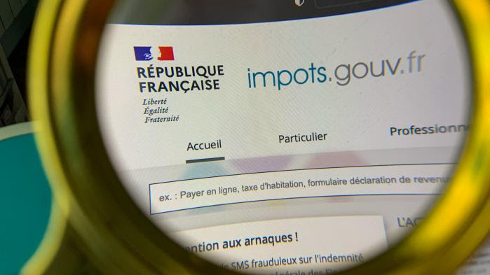 Pourquoi le site "En avoir pour mes impôts", lancé par le gouvernement, est-il accusé par la gauche d'être "orienté" ?