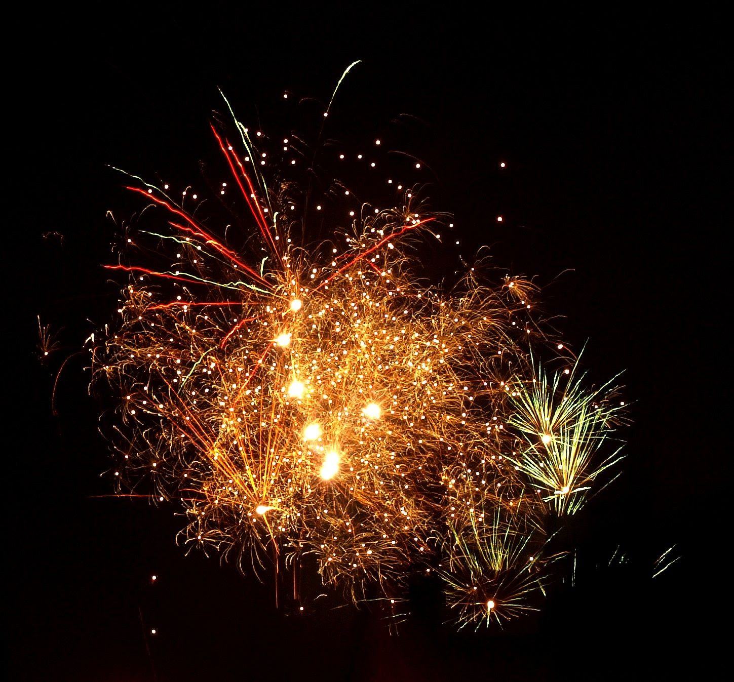 Der balthazar jahrgangssekt wurde sorgfältig von einer württemberger sektkellerei vinifiziert, versektet und auf flaschen gezogen. Feuerwerk 2011 Malen Und Zeichnen Als Hobby