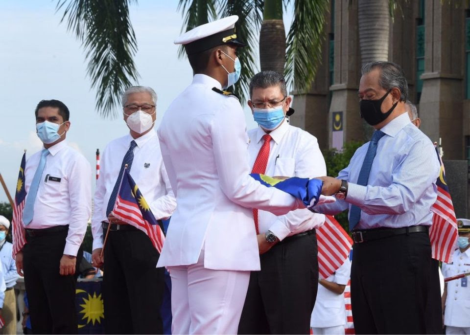 The picture was reportedly taken on march 31 when muhyiddin yassin was clicked for a johor bersatu meeting.now, selangor barisan nasional information chief isham. Mandatory Face Mask Malaysians Generally Compliant Self Disciplined Theasian