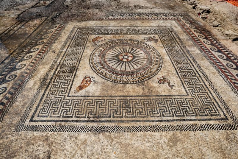 Los diseños de animales: un búho, un pato, un águila y un cervatillo, forman parte de este mosaico único.