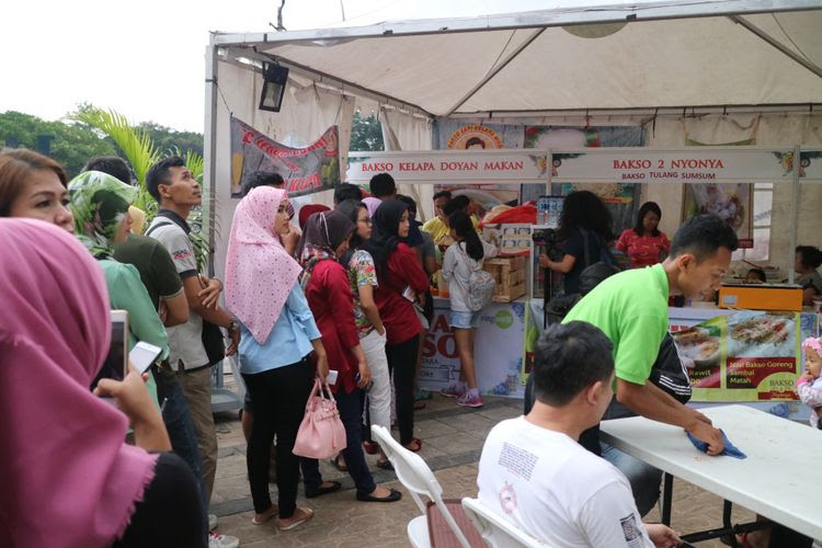 Antrean stan bakso kelapa di Festival Bakso, Living World, Alam Sutera, Minggu (1/10/2017).  Festival bakso berlangsung 28 September hingga 8 Oktober 2017 di West Lobby, Living World Mall, Serpong, Tangerang Selatan, Banten.