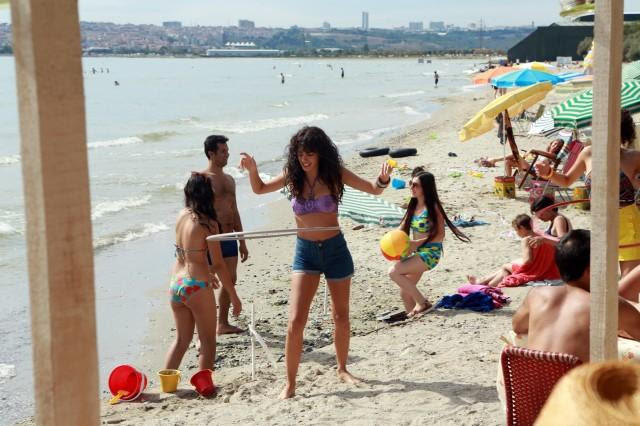 Tolga olan biteni anlamaya başlamıştır. Zaman Makinesi 1973 2014 Film Indir Mobil