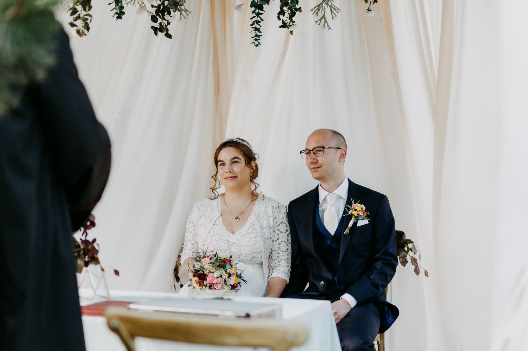 Ich fahr auch samstag auf eine polnische hochzeit und werde ein blaues kleid bis zu den knien anziehen, dazu höhere schuhe. Mini Hochzeit Und Heiraten Zu Zweit Wahrend Der Corona Zeit