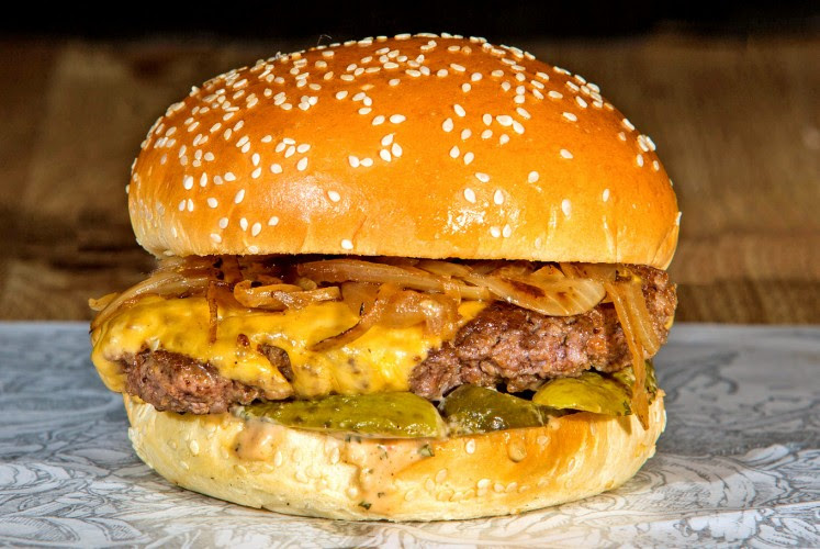 Ukuran gede, juicy, ditambah dekor serba gelap. Lawless Burger Promises Guilty Pleasure Food The Jakarta Post