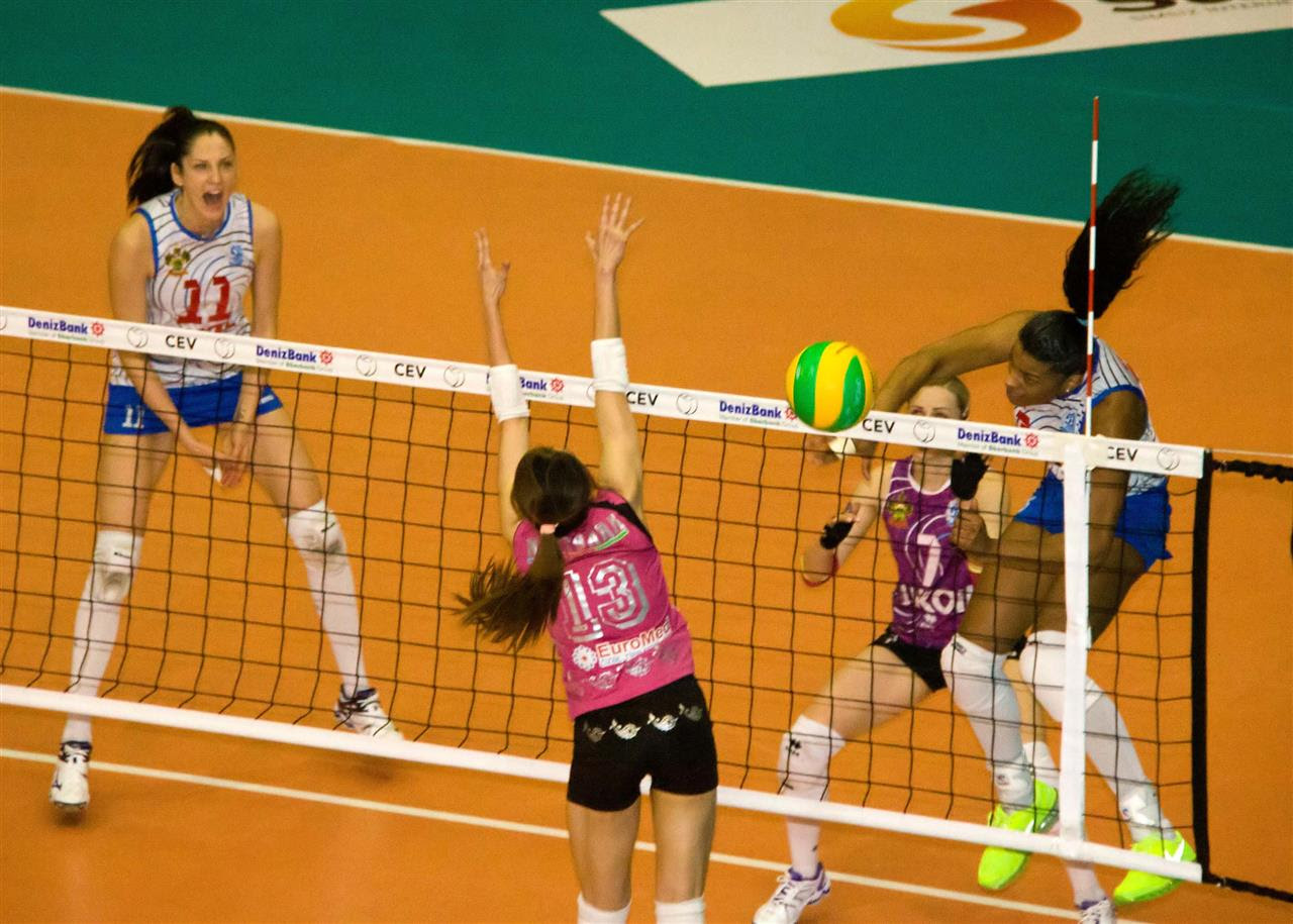 Fê Garay ataca e coloca seu time na final da Copa CEV ...