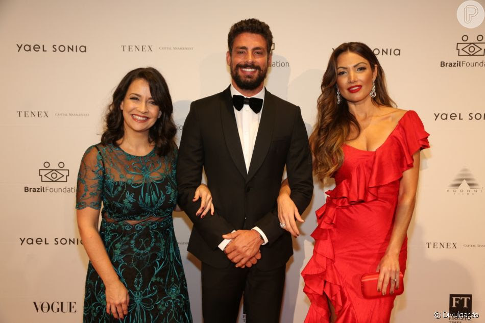 PatrÃ­cia Poeta com CauÃ£ Reymond e a jornalista Mila Burns no evento de gala da Brazil Foundation, em Nova York, nos Estados Unidos, nesta quinta-feira, 13 de setembro de 2018