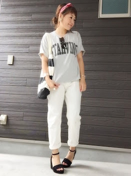 モダンファッションスタイル 無料印刷可能グレー Tシャツ コーデ レディース