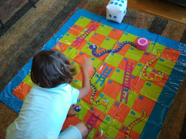 Lanza los dados y avanza casillas hasta llegar a la meta, lo peculiar de este juego es que si terminas. Ideas Mentes Activas 28 Serpientes Y Escaleras Entrefamilias