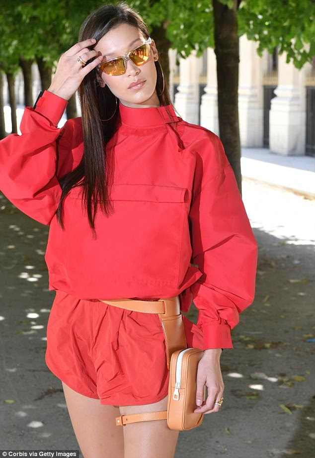 Presente: a supermodelo de 21 anos chamou a atenÃ§Ã£o em um macacÃ£o vermelho vibrante quando se juntou a convidados no evento da Semana de Moda de Paris