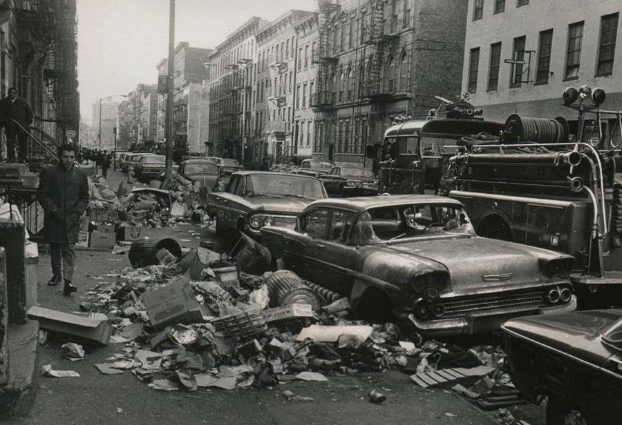 New York City sidewalks                                                          filled with                                                          trash during                                                          the 1968                                                          strike