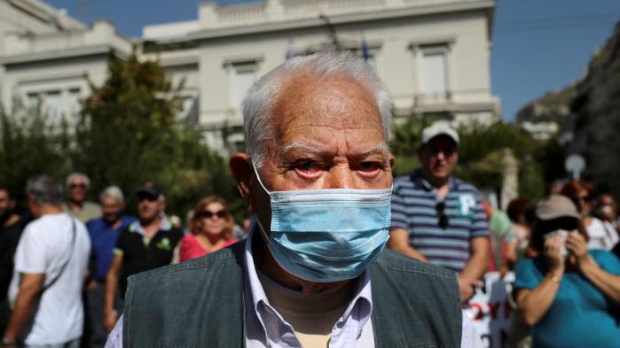 VIDEO. Grèce : des retraités affrontent la police lors d'une manifestation contre la baisse de leurs pensions
