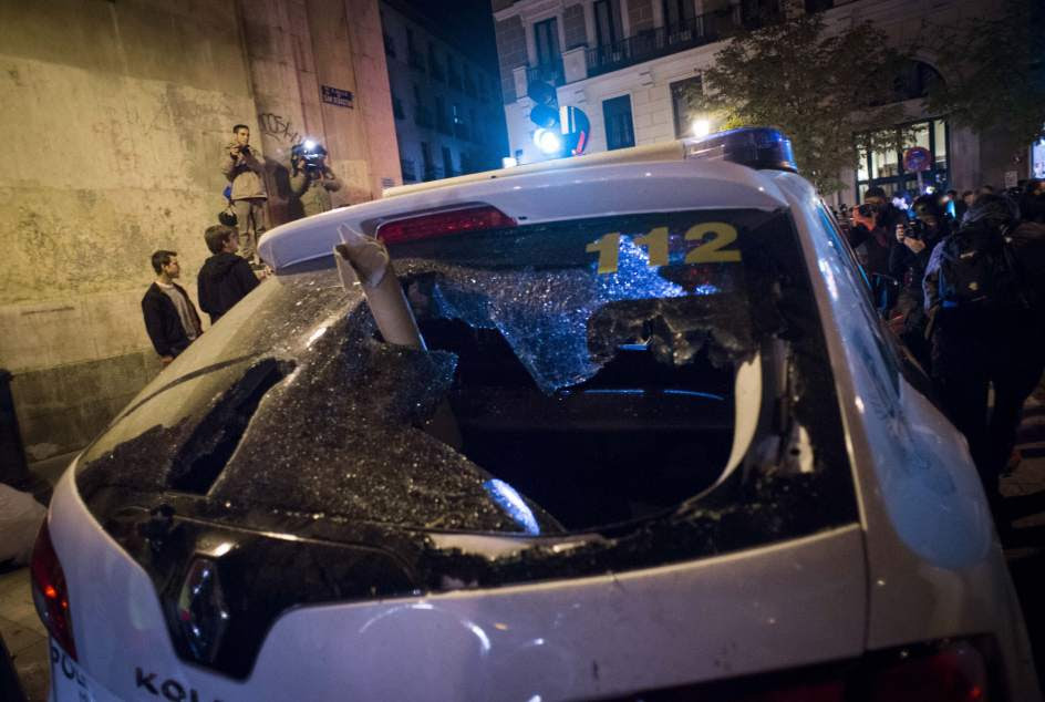 Un coche de la Policía, con la luna destrozada