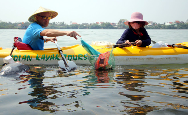 Khách Tây mua tour 10 USD chèo thuyền vớt rác ở Hội An