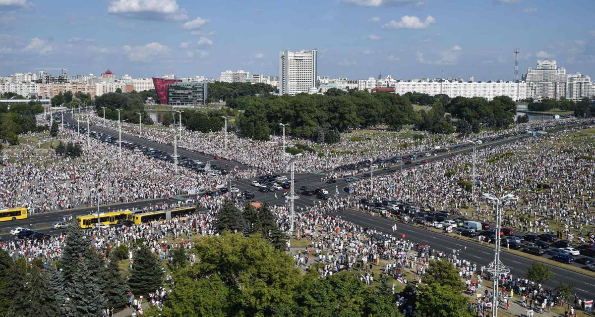 Maior protesto na Bielorrússia põe Lukashenko contra as cordas