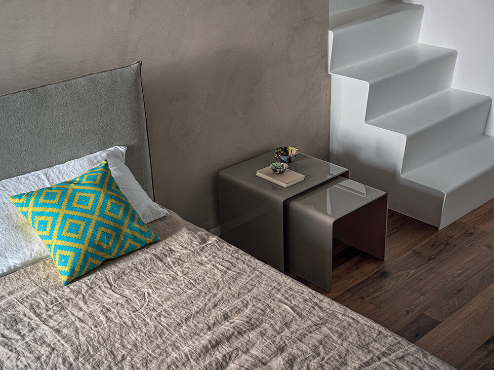 È anche molto utile per posare telecomandi, libri o riviste. Comodini Moderni Cercasi Ecco Tavolini E Altre Idee Per La Camera Da Letto Bontempi Casa Journal