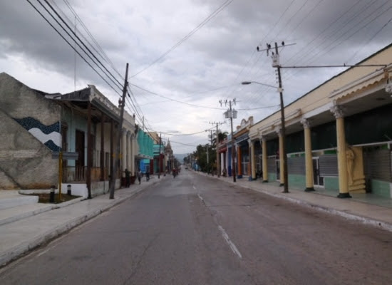 Vista de la calle Pedro A.Pérez en sentido Sur-Norte, en el centro de la ciudad (Foto: Roberto J. Quiñones)