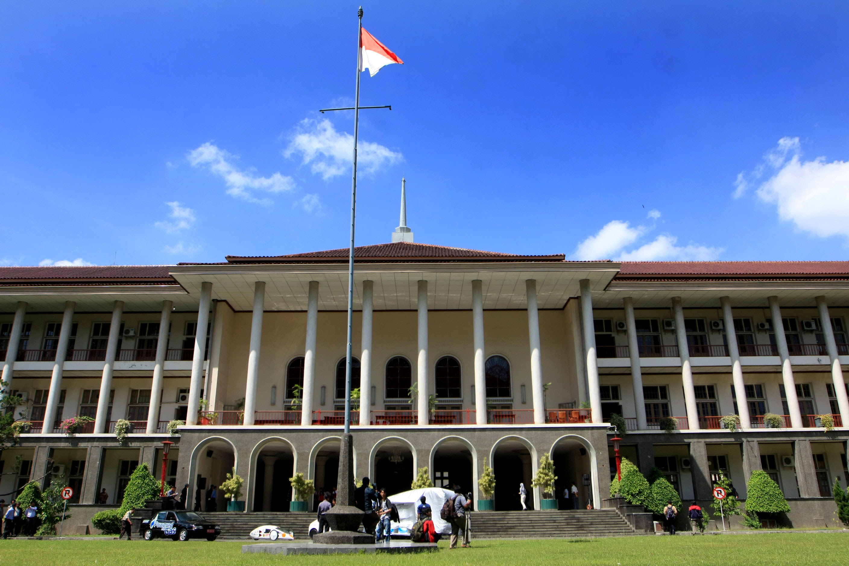 Gedung Pusat UGM SUR 01