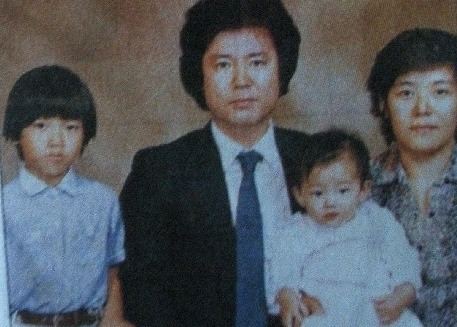 아침에 눈을 뜬 전지현, 쏟아지는 여름 햇살에 타고난 뽀얀 피부를 지키기 위해 자외선 차단제를 정성들여 바르고 외출준비를 한다.('폰즈 더블화이트') 외출 직전의. ì „ì§€í˜„ ì•„ê¸°ì˜€ì„ë•Œ ê°€ì¡±ì‚¬ì§„ ì¸ìŠ¤í‹°ì¦ˆ Instiz ì¸í‹°í¬í„¸