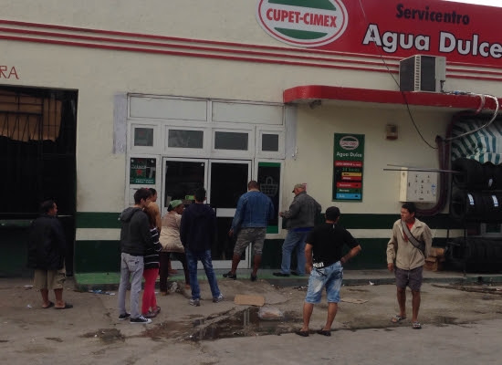 Cola a las afueras del CUPET de Agua Dulce (Foto: Alejandro Hernández)