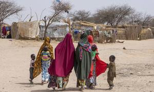 Una familia de desplazados camina en el campamento de Ouallam en Níger.