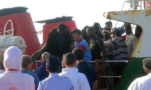 Migrantes desembarcan de una embarcación en Lampedusa, Italia, tras ser rescatados por un pesquero en el mar Mediterráneo (archivo).