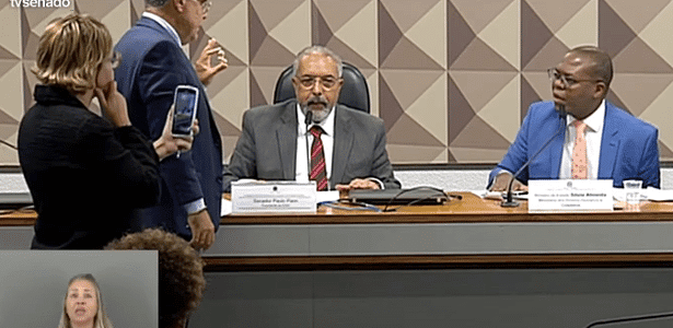 O senador Girão tentou entregar boneco de feto a Silvio Almeida hoje: lacração virou prática cotidiana