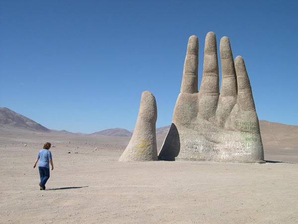 perierga.gr - Το γιγάντιο "Χέρι της Ερήμου"!