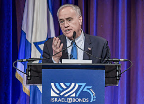 Comptroller DiNapoli speaking at a podium Israeli Bonds