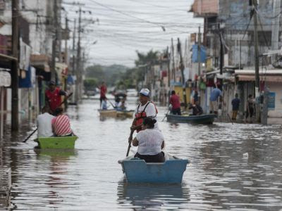 Rues inondées avec le passage de l'ouragan Willa au Mexique