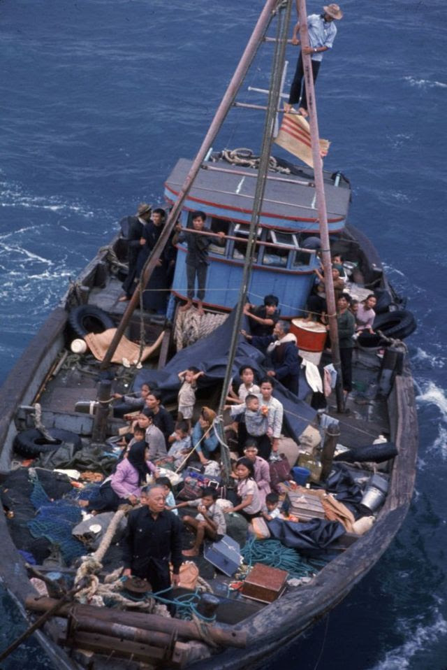 Thuyền nhân lênh đênh trên chiếc tàu vượt biên chờ được vớt tại cửa biển Đông gần Sài Gòn năm 1975 (minh họa)