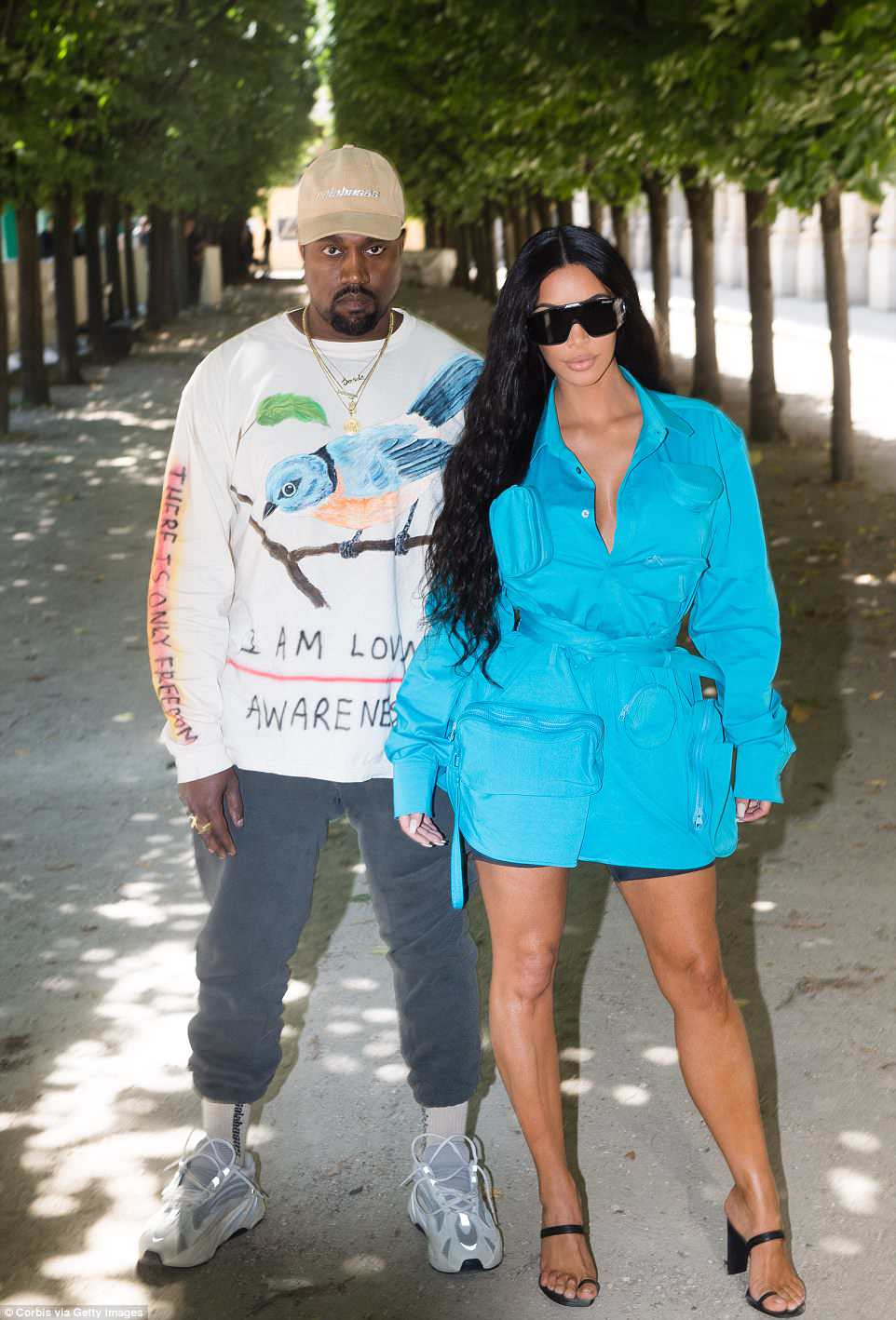 E posar: Eles estÃ£o na primeira fila e no centro dos maiores desfiles da temporada.  E Kim Kardashian e Kanye West fizeram uma tempestade em seu estilo de olhar para o desfile Louis Vuitton Menswear Spring / Summer 2019 em Paris na quinta-feira