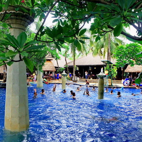 Waterpark dengan puluhan wahana ini memiliki harga tiket yang sangat terjangkau. Waterboom Lippo Cikarang