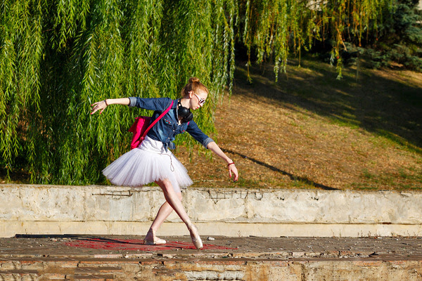 Hipster girl dancing ballet pas