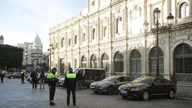 La Policía Local multa a coches oficiales aparcados en la plaza de San Francisco